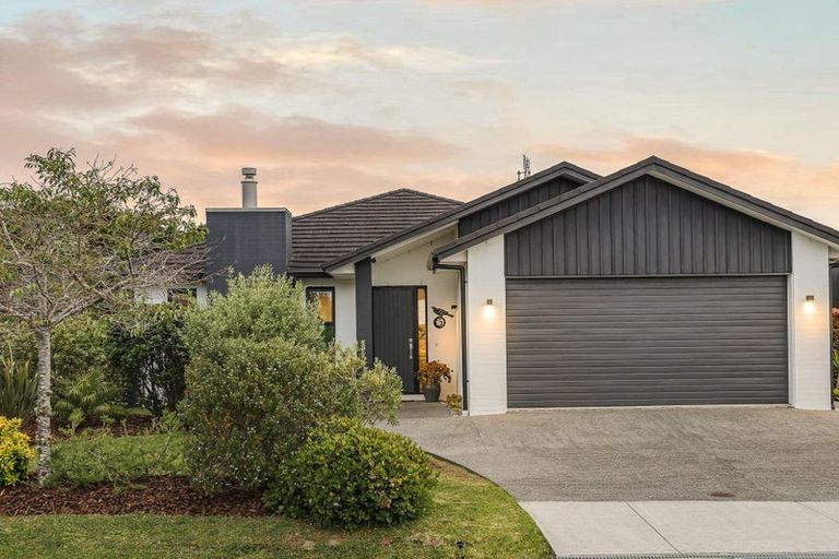 Photo of property in 18 Awanui Crescent, Matakana, 0985