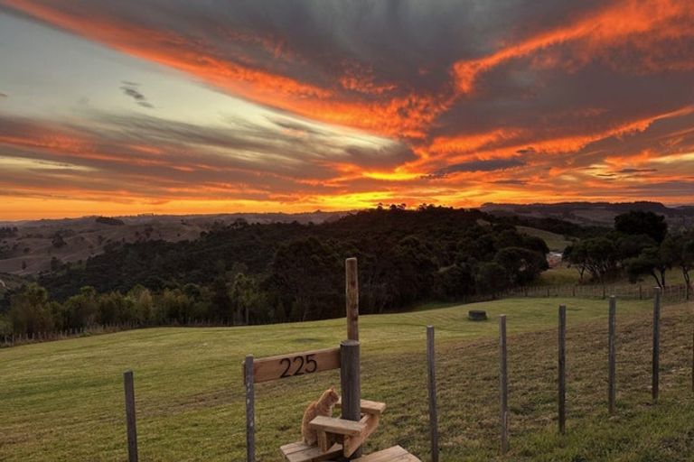 Photo of property in 225 Zanders Road, Helensville, 0882