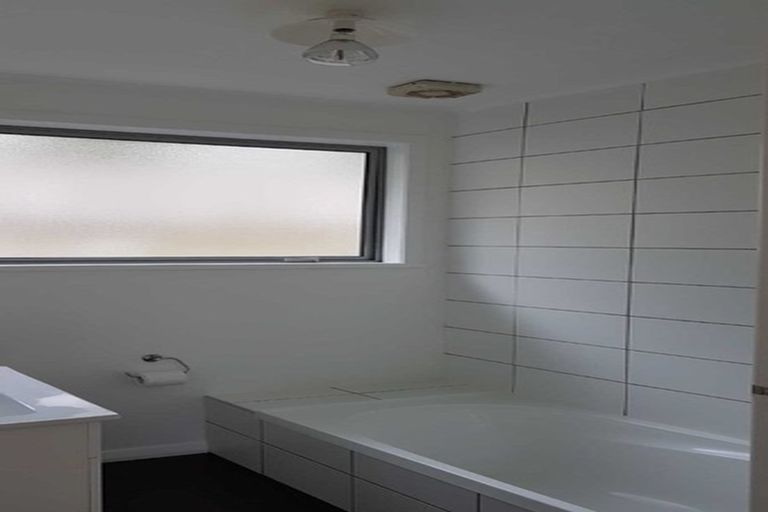 Photo of property in 137b Newlands Road, Newlands, Wellington, 6037