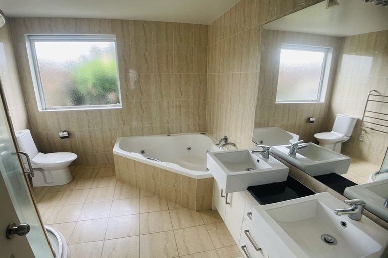Photo of property in 1 Kenley Heights, Flat Bush, Auckland, 2016