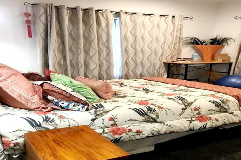 Photo of property in 37 Newington Road, Henderson, Auckland, 0612