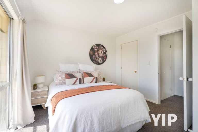 Photo of property in 5 Pimlico Place, Newlands, Wellington, 6037