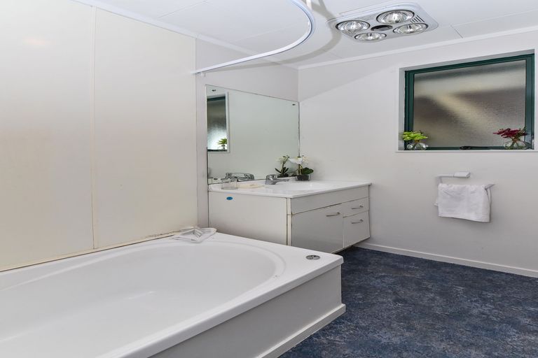 Photo of property in 2a Jack Farrell Place, Papakura, 2110