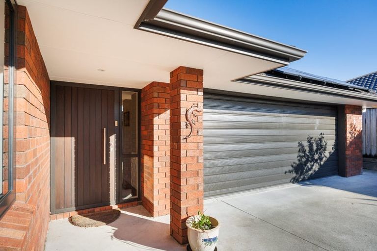 Photo of property in 12 Ron Place, Fitzherbert, Palmerston North, 4410