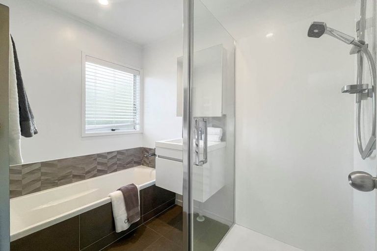 Photo of property in 82 West Harbour Drive, West Harbour, Auckland, 0618