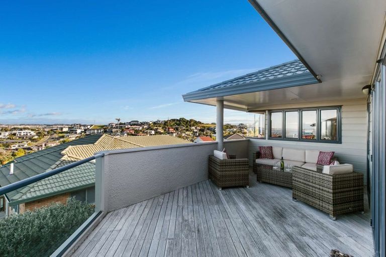 Photo of property in 7 Montcalm Close, Orewa, 0931