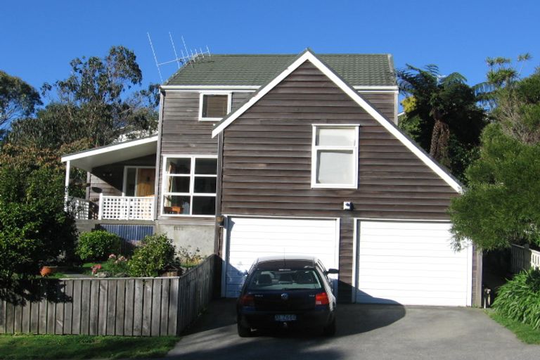 Photo of property in 82 Churton Drive, Churton Park, Wellington, 6037