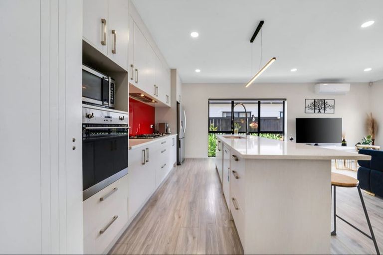 Photo of property in 6 Kakabeak Way, Takanini, 2110
