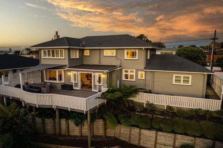 Photo of property in 26 Baring Terrace, Strandon, New Plymouth, 4312