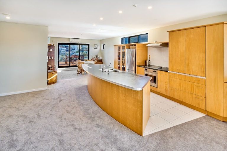 Photo of property in Endeavour Apartments, 3/125 Thorndon Quay, Pipitea, Wellington, 6011