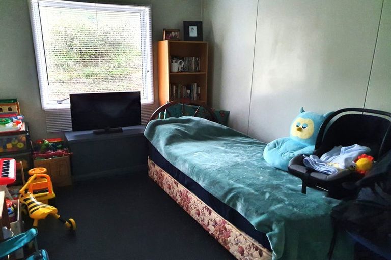 Photo of property in 10a York Place, Cannons Creek, Porirua, 5024