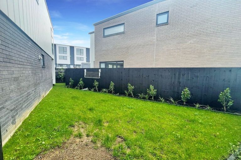 Photo of property in 2 Mikoikoi Crescent, Mangere Bridge, Auckland, 2022