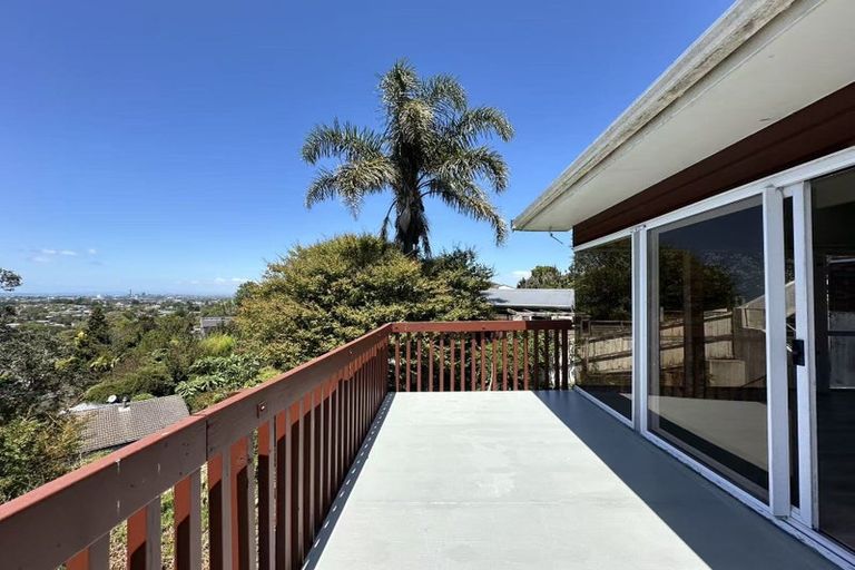 Photo of property in 635 Glenfield Road, Totara Vale, Auckland, 0629