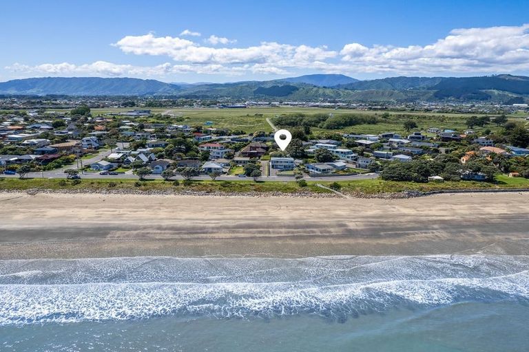 Photo of property in 104 Marine Parade, Paraparaumu Beach, Paraparaumu, 5032