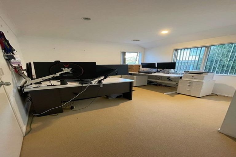 Photo of property in 211 Westchester Drive, Churton Park, Wellington, 6037