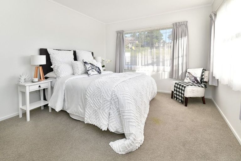 Photo of property in 15 Hand Road, Helensville, 0800