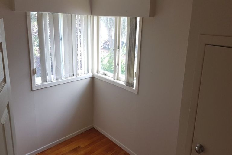 Photo of property in 204 East Coast Road, Forrest Hill, Auckland, 0620