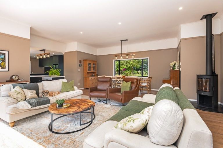 Photo of property in 52 Turitea Road, Fitzherbert, Palmerston North, 4472