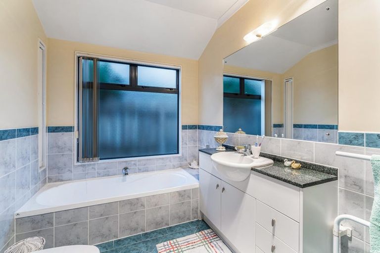 Photo of property in 2 Gunner Drive, Te Atatu Peninsula, Auckland, 0610