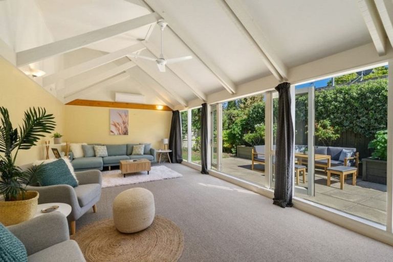 Photo of property in 8 Guinness Crescent, Ilam, Christchurch, 8041