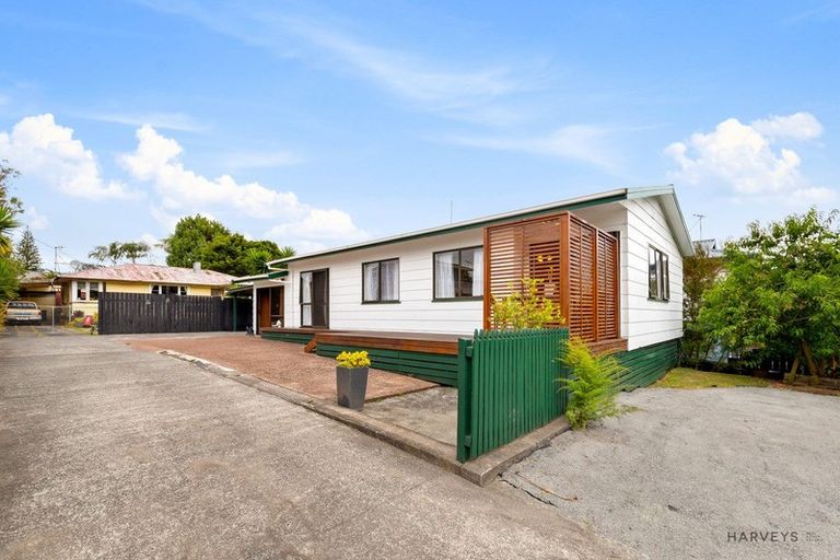 Photo of property in 42 Godley Road, Green Bay, Auckland, 0604