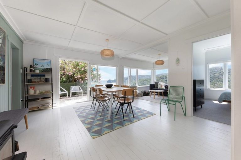 Photo of property in 42 Rayner Road, Piha, 0772