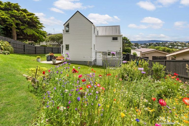 Photo of property in 105 Akaroa Drive, Maupuia, Wellington, 6022