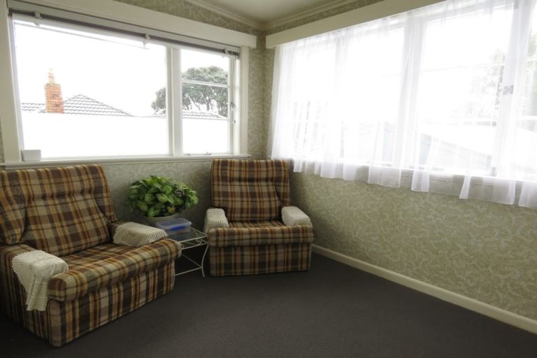 Photo of property in 33 Savoy Road, Glen Eden, Auckland, 0602