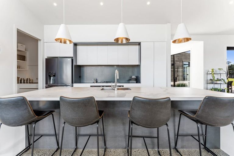 Photo of property in 7 Laguna Place, Matakatia, Whangaparaoa, 0930