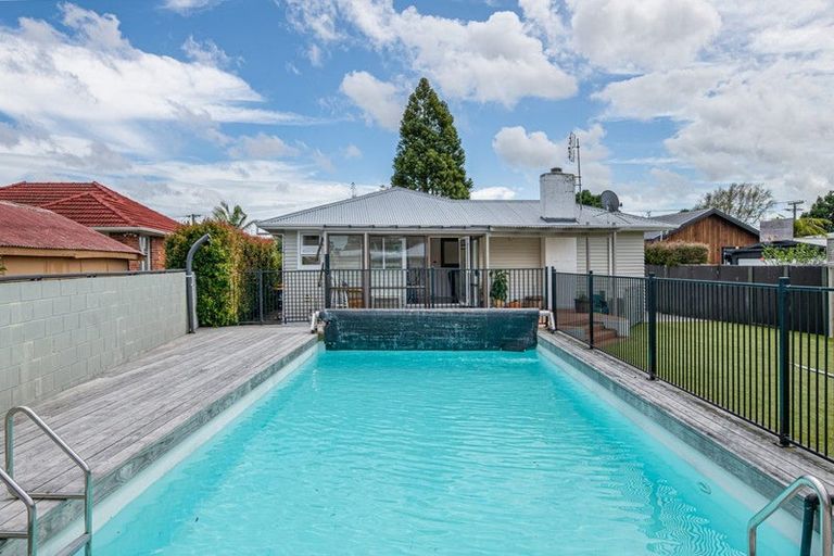 Photo of property in 13 Peachgrove Road, Te Atatu Peninsula, Auckland, 0610