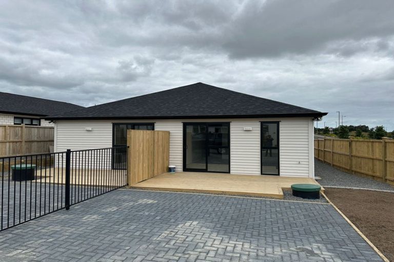 Photo of property in 6 Rorotu Avenue, Karaka, 2113
