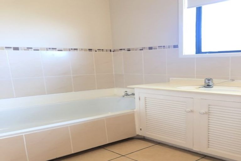 Photo of property in 14 Gwenand Place, Botany Downs, Auckland, 2010