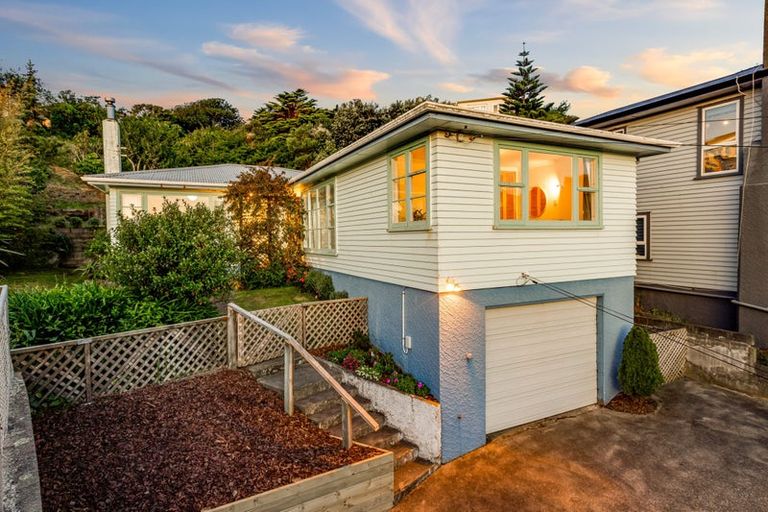 Photo of property in 15 Mana View Road, Paremata, Porirua, 5026