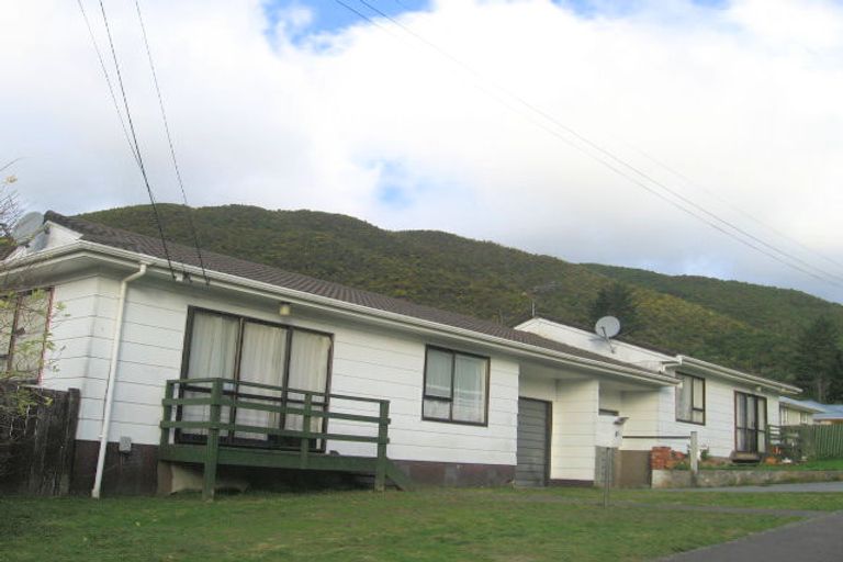 Photo of property in 1a Sunny Grove, Wainuiomata, Lower Hutt, 5014
