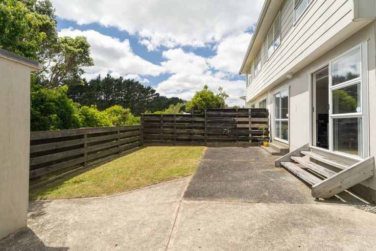 Photo of property in 12a Kingsbridge Place, Newlands, Wellington, 6037