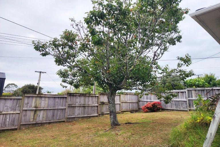 Photo of property in 52 Taipari Road, Te Atatu Peninsula, Auckland, 0610