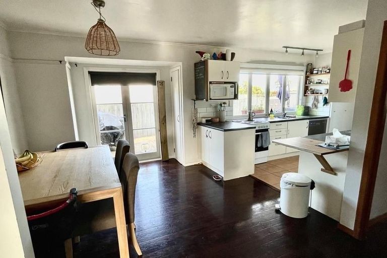 Photo of property in 28 Durham Street, Te Atatu Peninsula, Auckland, 0610