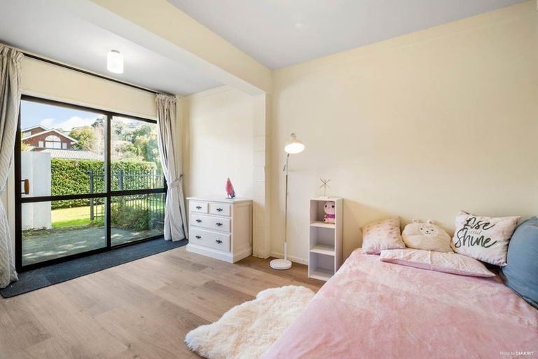 Photo of property in 1 Stitchbird Close, Murrays Bay, Auckland, 0630