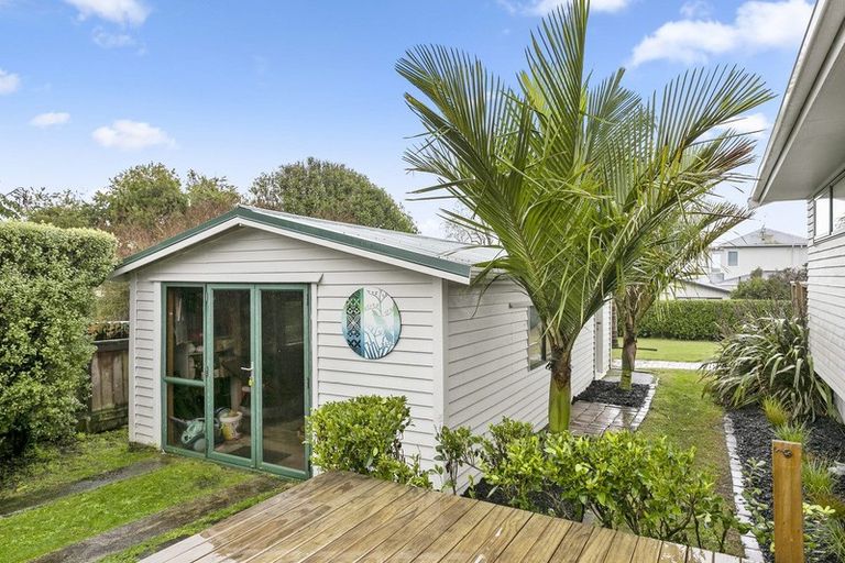 Photo of property in 6 Ward Crescent, Te Atatu Peninsula, Auckland, 0610