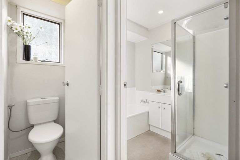 Photo of property in 9 Pavola Grove, Glenfield, Auckland, 0629