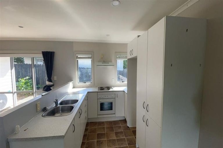 Photo of property in 12 Quincey Place, Massey, Auckland, 0614