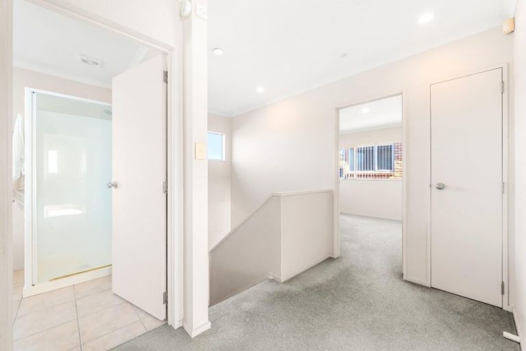 Photo of property in 42 Lilybank Crescent, East Tamaki, Auckland, 2013