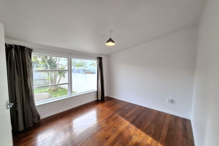 Photo of property in 2/2 Lansdowne Street, Bayswater, Auckland, 0622