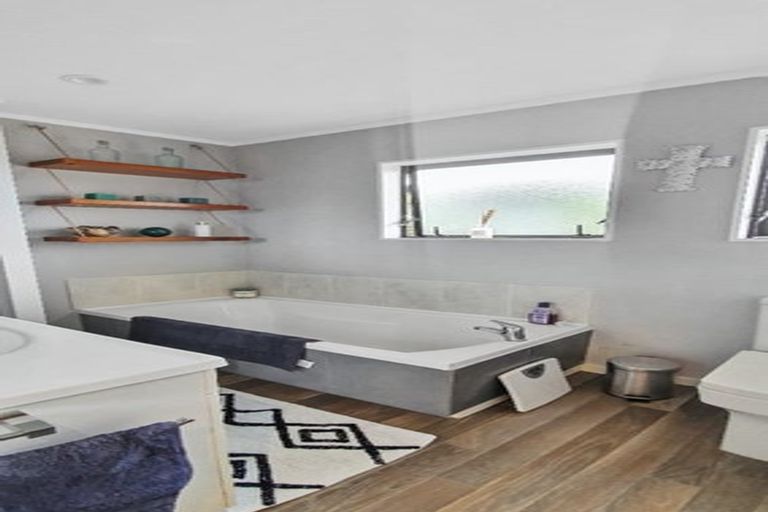 Photo of property in 2/8 Atlantis Place, Totara Vale, Auckland, 0629