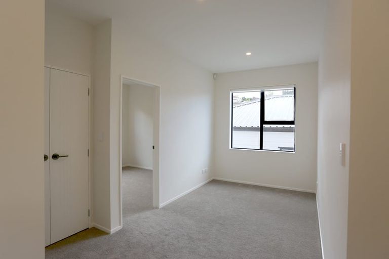 Photo of property in 1b Kirkdale Place, Northcross, Auckland, 0632