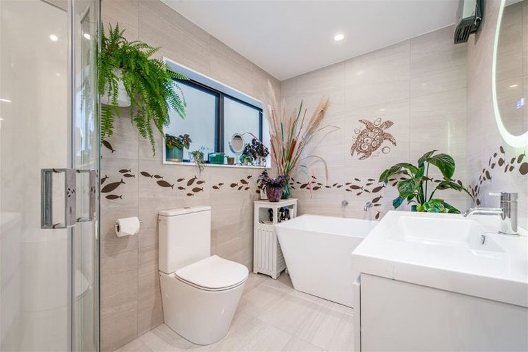 Photo of property in 11 Kaimai Avenue, Massey, Auckland, 0614