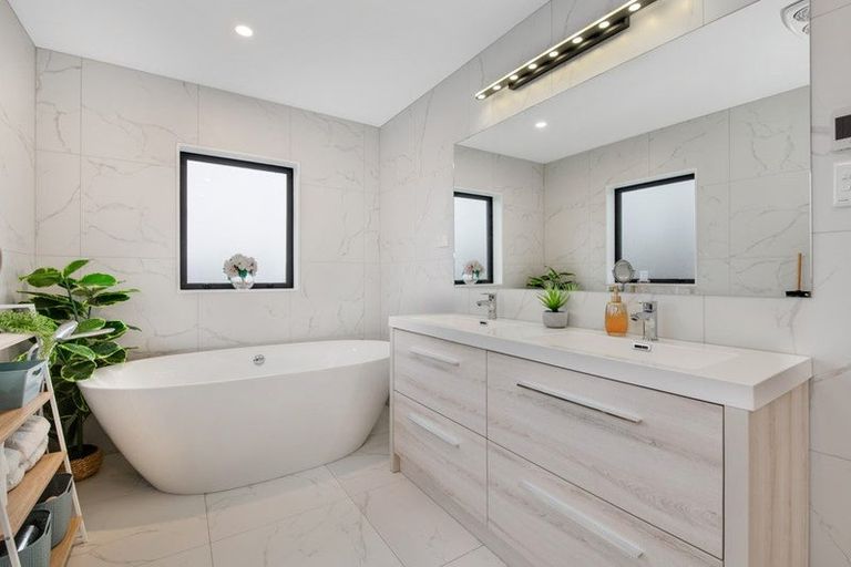 Photo of property in 7 Manawanui Way, Orewa, 0931