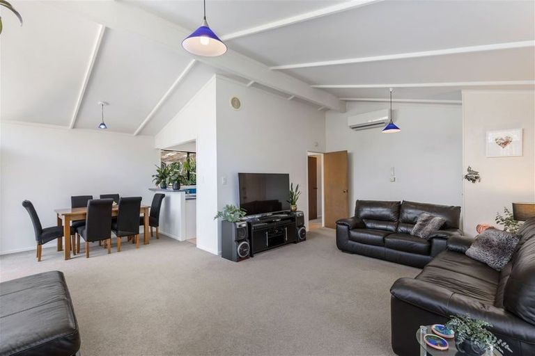 Photo of property in 64 Tamahere Drive, Glenfield, Auckland, 0629