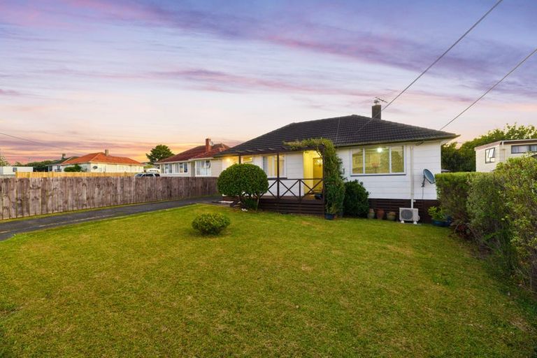 Photo of property in 82 Kelman Road, Kelston, Auckland, 0602