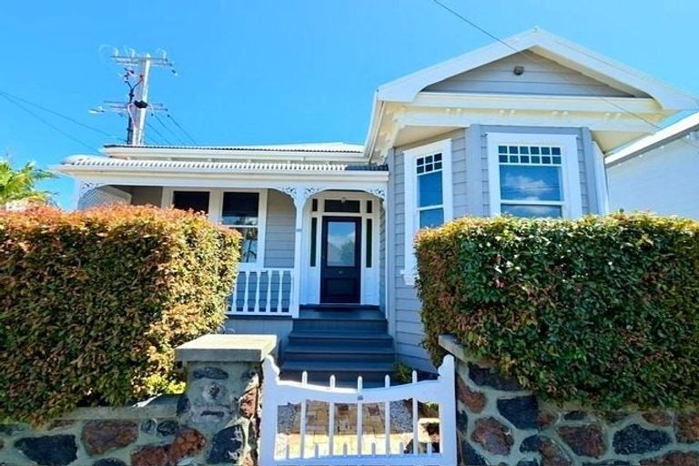 Photo of property in 33 Church Street, Devonport, Auckland, 0624